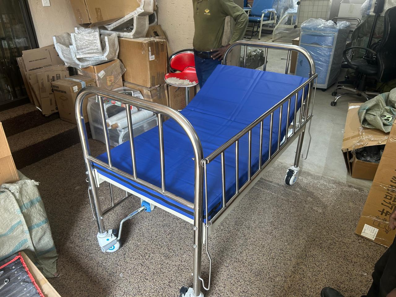Child cot bed ( Single crank) - Image 5